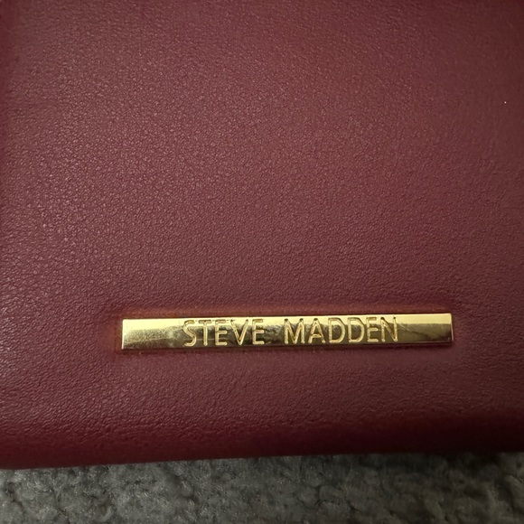 Steve Madden Burgundy Wallet GUC - Picture 6 of 7
